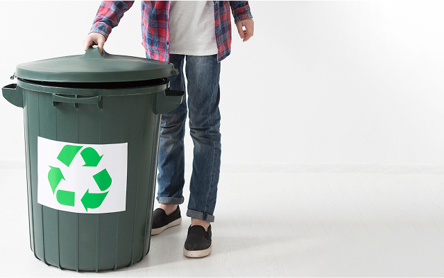 mujer limpia escalera